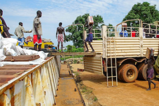 Aid being loaded onto Nile River barge in South Sudan for delivery to remote communities. ©WFP/Peter Louis