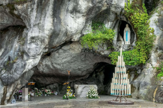 Statue of Virgin Mary in the grotto of Our Lady of Lourdes. By Joseph-Hugues Fabisch © Alamy