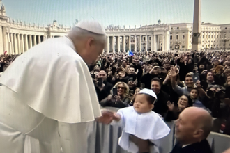 Holy Father meets mini-Pope  during the General Audience in St Peter's Square today - Screenshot