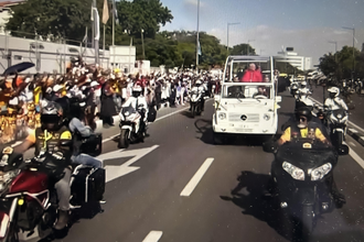 Crowds welcome Pope Leo - Screenshot