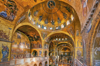 Interior St Mark's Basilica, Venice, modelled after Church of the Holy Apostles in Constantinople, mosaics dating from 1070 © Alamy