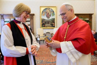 Archbishop of Canterbury and Pope exchange gifts