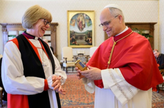 Archbishop of Canterbury and Pope exchange gifts