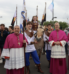 Bishop Hudson and  Archbishop Lebrun  with the young Joan outside Rouen Cathedral