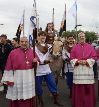 Bishop Hudson and  Archbishop Lebrun  with the young Joan outside Rouen Cathedral