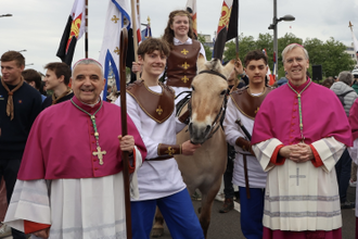 Bishop Hudson and Archbishop Lebrun with the young Joan outside Rouen Cathedral