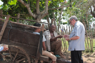 Bishop Arturo Gonzalez, talking with some people in the Cuban countryside © ACN