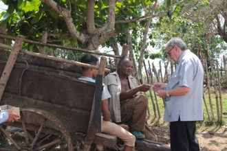 Bishop Arturo Gonzalez, talking with some people in the Cuban countryside © ACN