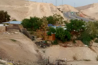Internationally funded Khan al-Ahmar school building in threatened area - Wiki Image