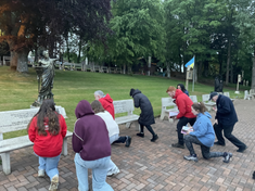 Young people at Carfin Lourde's Grotto © ACN