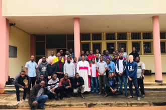 Bishop Osório Citora Afonso with seminarians from the Seminary Christ the King in Matola (© ACN)