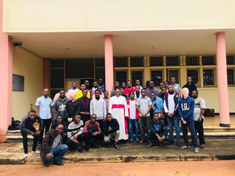 Bishop Osório Citora Afonso with seminarians from the Seminary Christ the King in Matola (© ACN)