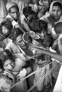 Beggars in India, Gujarat, Baroda (Vadodara),  by Henri Cartier-Bresson,  1948 © Henri Cartier-Bresson/Magnum Photos