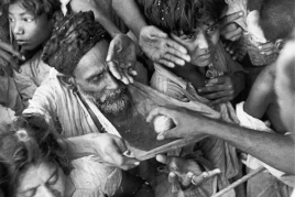 Beggars in India, Gujarat, Baroda (Vadodara), by Henri Cartier-Bresson, 1948 © Henri Cartier-Bresson/Magnum Photos