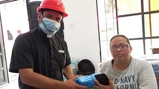 Seminarian Germán Jiménez with fellow earthquake survivor © ACN