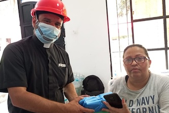 Seminarian Germán Jiménez with fellow earthquake survivor © ACN