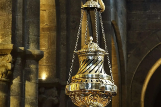 Botafumeiro,  executed by Josè Losada in 1851 for the Cathedral of Santiago de Compostela, Galicia, Spain.  Brass, bronze, gold plate. © Wikimedia - Santiago Cathedral