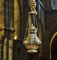 Botafumeiro, executed by Josè Losada in 1851 for the Cathedral of Santiago de Compostela, Galicia, Spain. Brass, bronze, gold plate. © Wikimedia - Santiago Cathedral