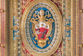 Pope Pius VI coat of arms in the Basilica of Saint John Lateran in Rome,  late 18th century © Alamy
