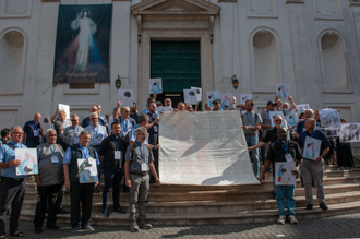 Priests with shroud bearing names of hundreds of children killed by Israel since the 'ceasefire'.
