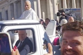 Andrew Foote was in the crowd when Pope Leo passed and caught his eye © Andrew Foote