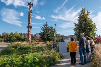 Reconciliation Pole by Haida artist James Hart. Image - MarceloSchneider WCC