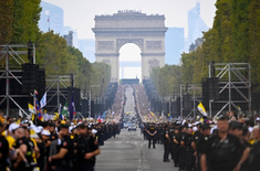 Crowds line the streets of Paris as the Pope arrives at the Place de la Concorde for the celebration of Holy Mass   (@Vatican Media)