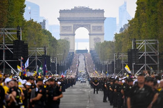 Crowds line the streets of Paris as the Pope arrives at the Place de la Concorde for the celebration of Holy Mass (@Vatican Media)