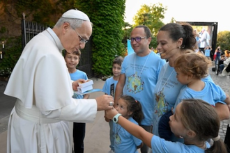Pope meets with family in Vatican Gardens