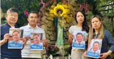 Friends and family hold photos of Tran Hiep and Nguyen Duc Thuan. Image: Instagram.
