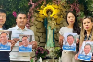 Friends and family hold photos of Tran Hiep and Nguyen Duc Thuan. Image: Instagram.