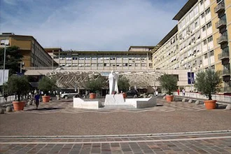 Gemelli Hospital front entrance with statue of St John Paul II - Wiki image by Sergio D'Afflitto