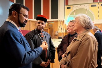 Dayan Eliezer Zobin and Cardinal Koovakad  meet participants in Westminster Cathedral Hall